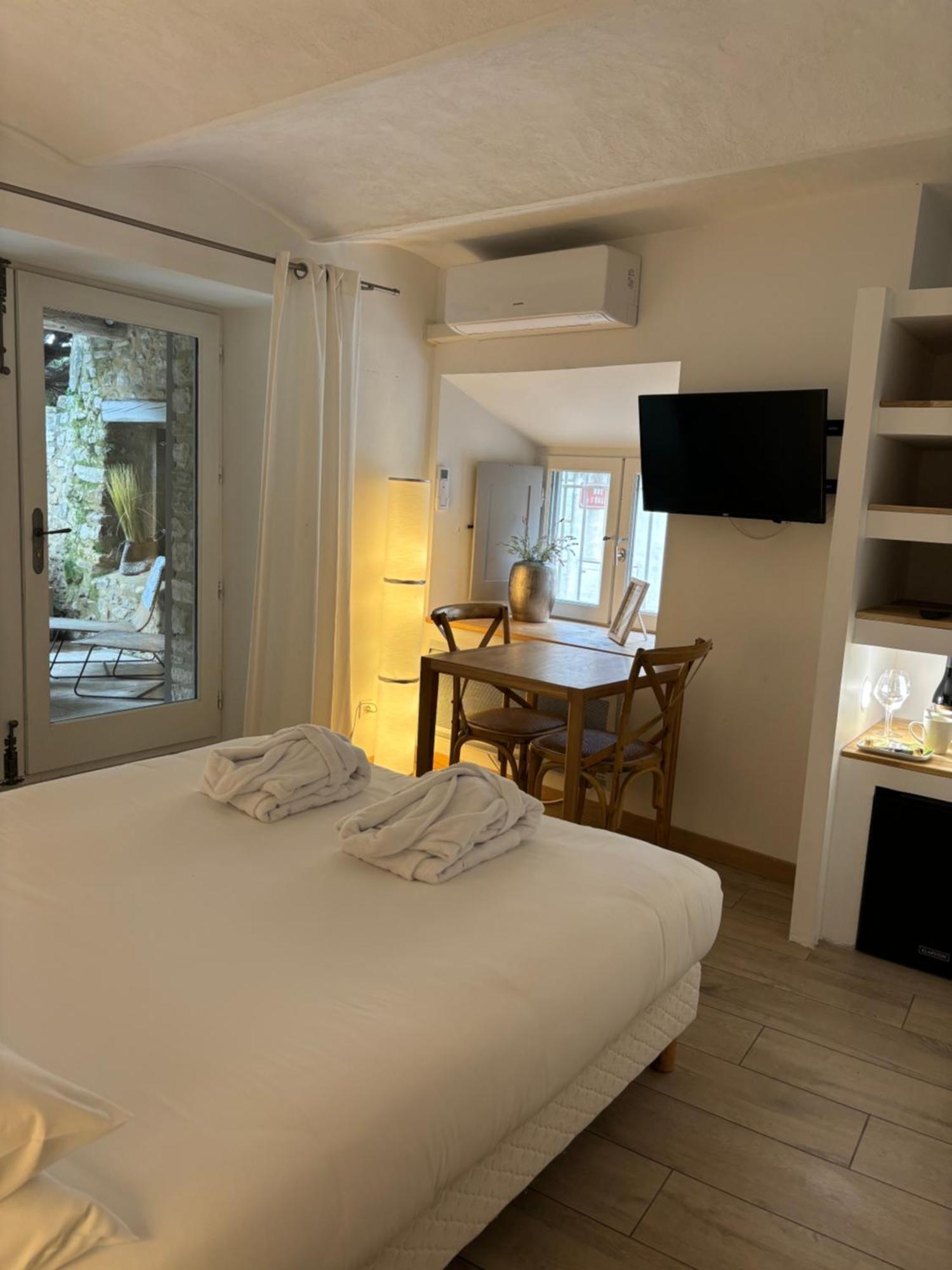 Martignargues La Maison Des Vendangeurs - Table D'Hotes Le Soir Du Jeudi Au Dimanche- Jacuzzi - Balneo Spa - Acces Piscine Pour Toutes Les Chambres Sauf Studio Coquet- Piscine De Mai A Mi-Octobre المظهر الخارجي الصورة